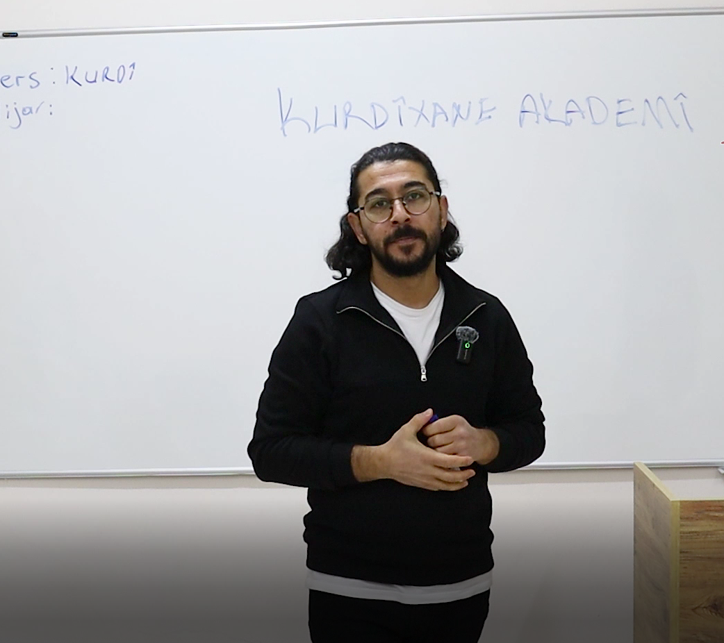 Mehmet Emin Ay - Kürt tiyatrosu ve modern edebiyat üzerine çalışıyor. Kürtçe eğitimi vermektedir